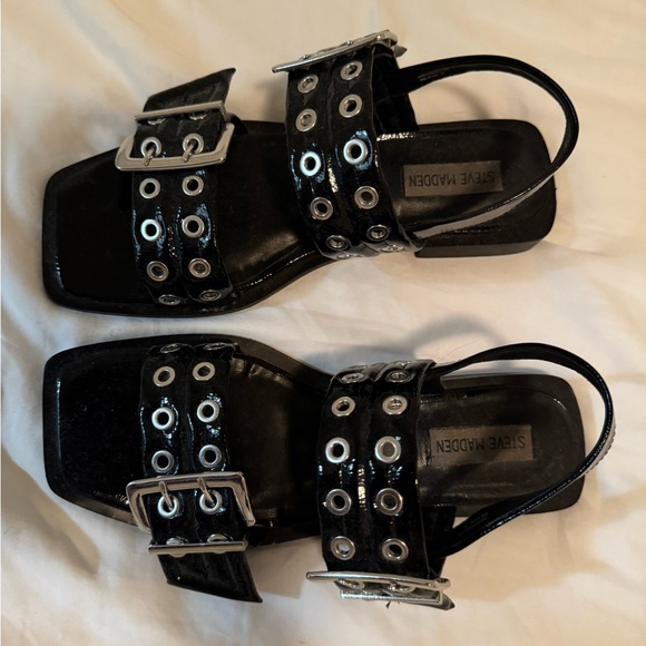 STEVE MADDEN SIZE 9 BLACK FLAT SANDALS - SUPER COMFY & LIGHTLY WORN. - Picture 3 of 4